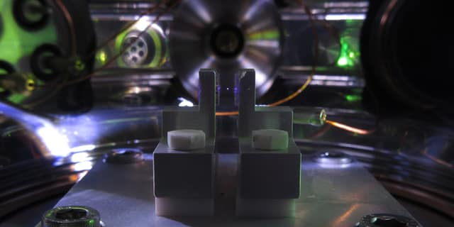 Yale Wright Laboratory setup where a laser levitates a silica nanoparticle (centre) in vacuum